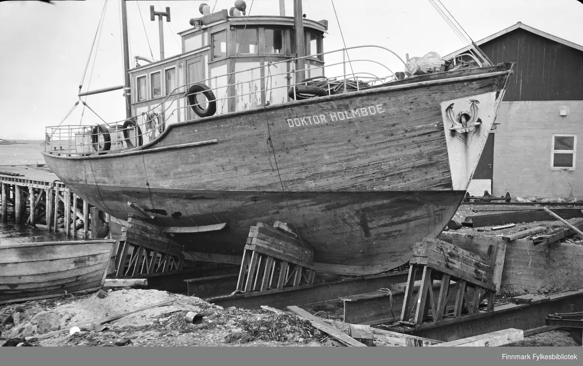 Legeskyssbåten "Doktor Holmboe" i havna i Havøysund, 1952.