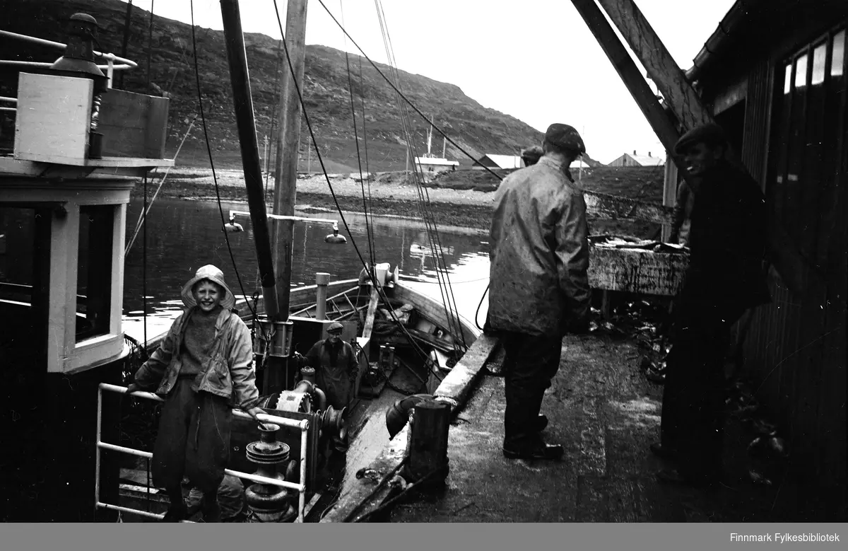 Trygve Olsen leverer fisk, Havøysund, 1952. Barnet til venstre er Per Møller, Eli Bjørnstads lillebror.