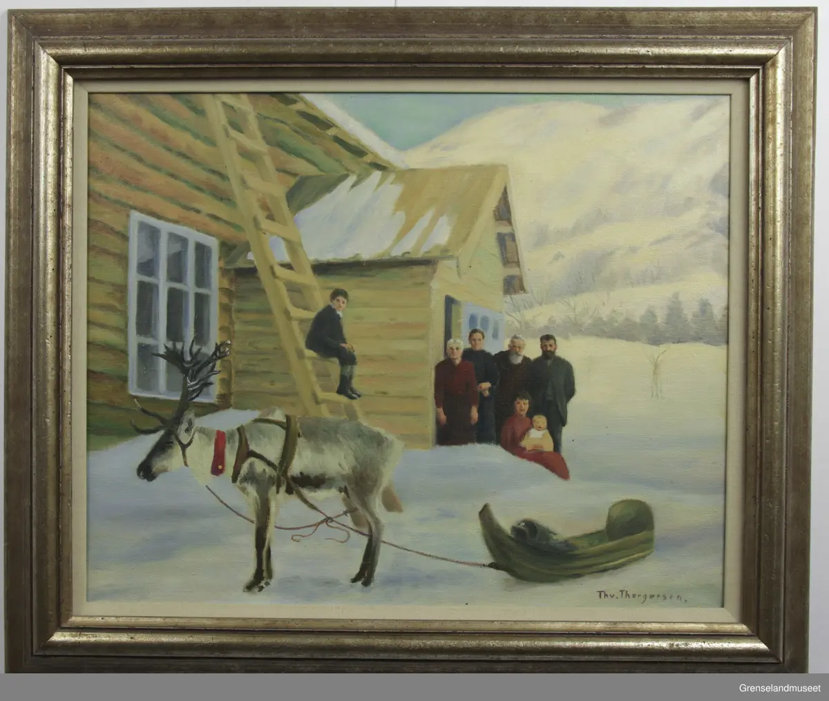 Motivet viser familien Fløtten utenfor sitt hjem i Strømsbukt, Sør-Varanger i 1895. På trappa står fra venstre Jakobine Marthea Fløtten (f. Jakobsdatter), Bergitte Elisabeth Lødding (f. Norum), Per Fløtten og sønnen Edvard. Foran disse sitter Edvards kone Marie Josefine Henriette Fløtten (f. Lødding) med datteren Lilly. I stigen sitter Ottar Lødding .