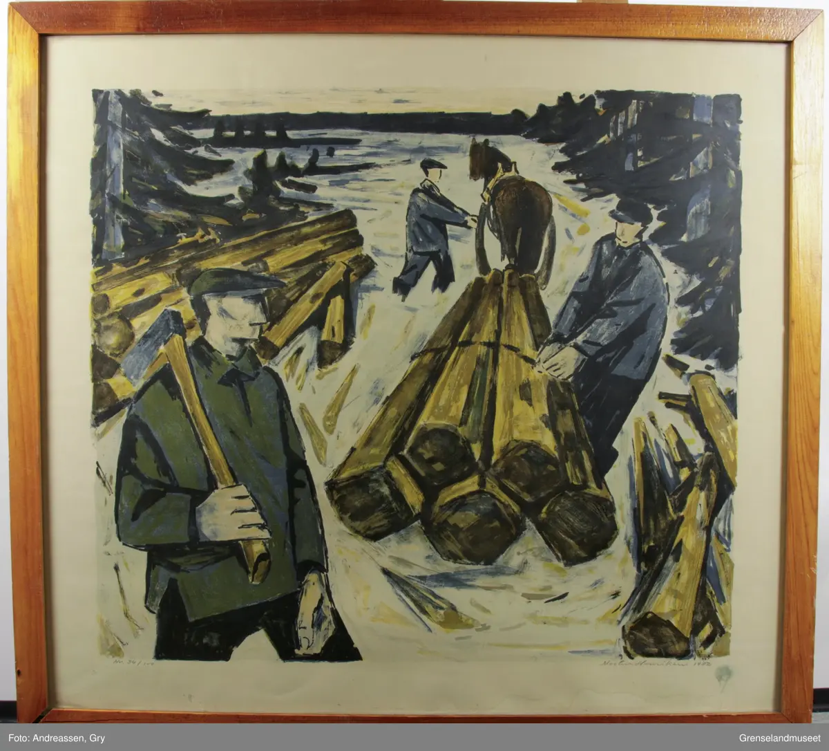 Tømmerfløting/skogsarbeide i granskog. Vi ser tre skogsarbeidere og en hest som holder på å løse opp en tømmervase i vannkanten. Èn av arbeiderne holder hesten mens èn annen strammer tømmerlasten, èn tredje står med øksa på skulderen.