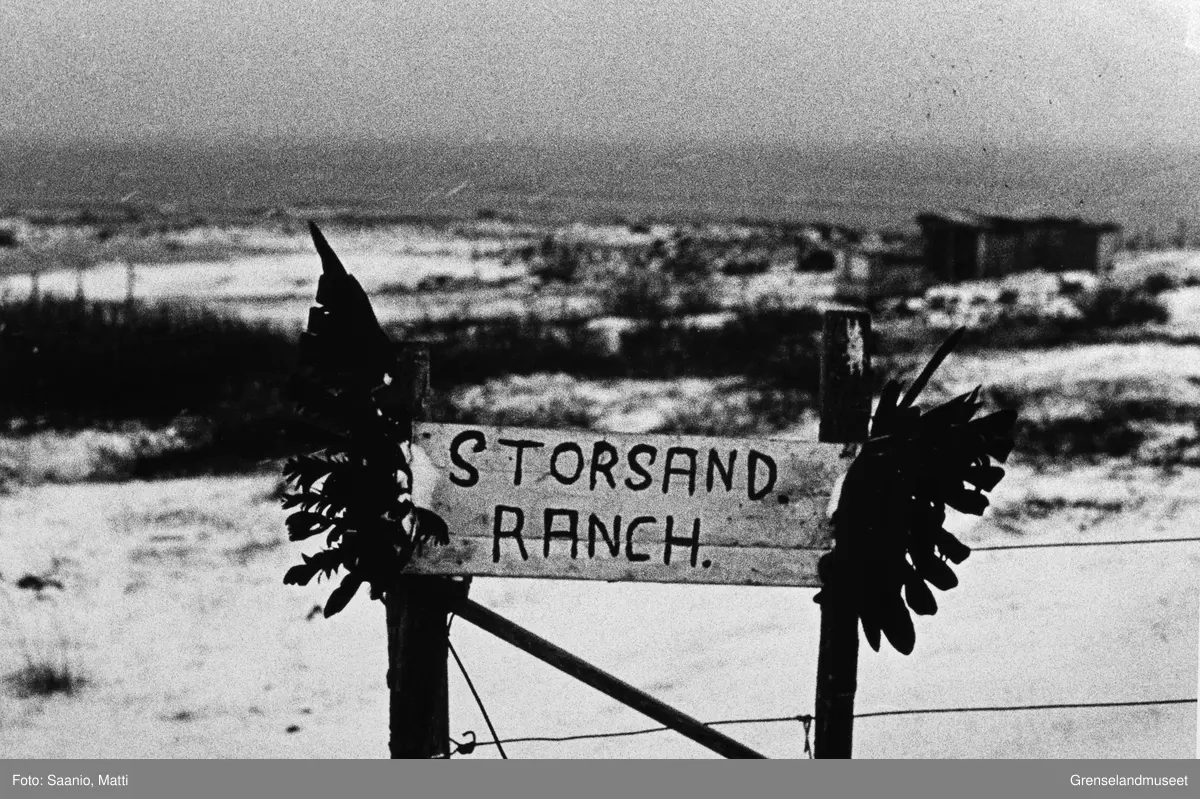 Hjemmelaget skilt "Storsand Ranch" fra Bugøynes.