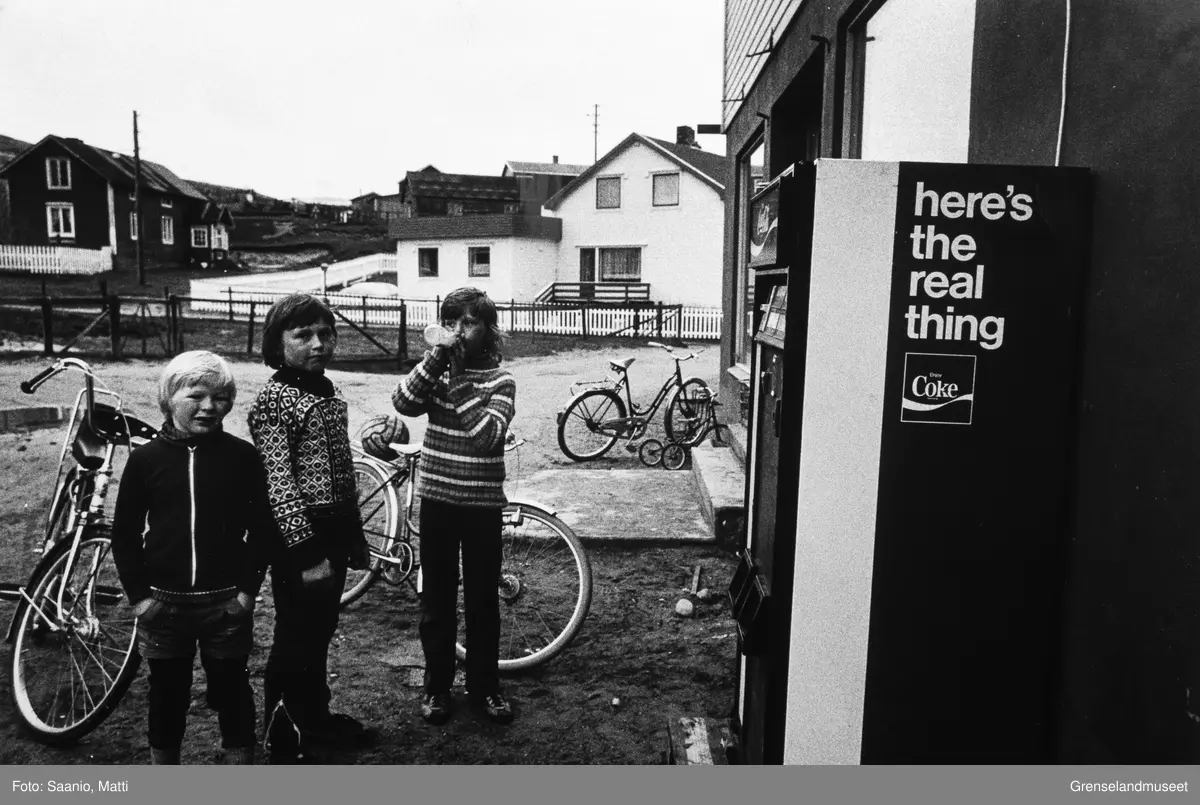 Tre gutter fotografert utenfor butikken i Bugøynes. Fra venstre: Bjørn Ivar Abrahamsen, Oddbjørn Haldorsen og Tor Arne Stenbakk.