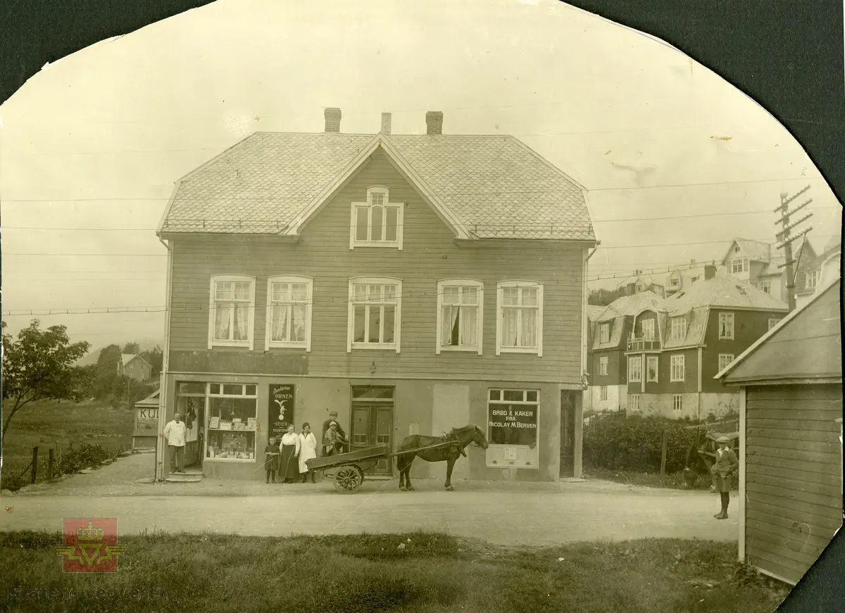 Forretningsbygg og bolig. Butikk med kolonial og fetevarer  med frukt og grønt i godt utvalg startet  i 1916. 
Den lille gutten på bildet er Reidar Gabrielsens sin far - Håkon, fotografert ca. 1925 - 1926. 
Minde allè 19, 5032 Minde.
I følge merking på baksiden av bildet.