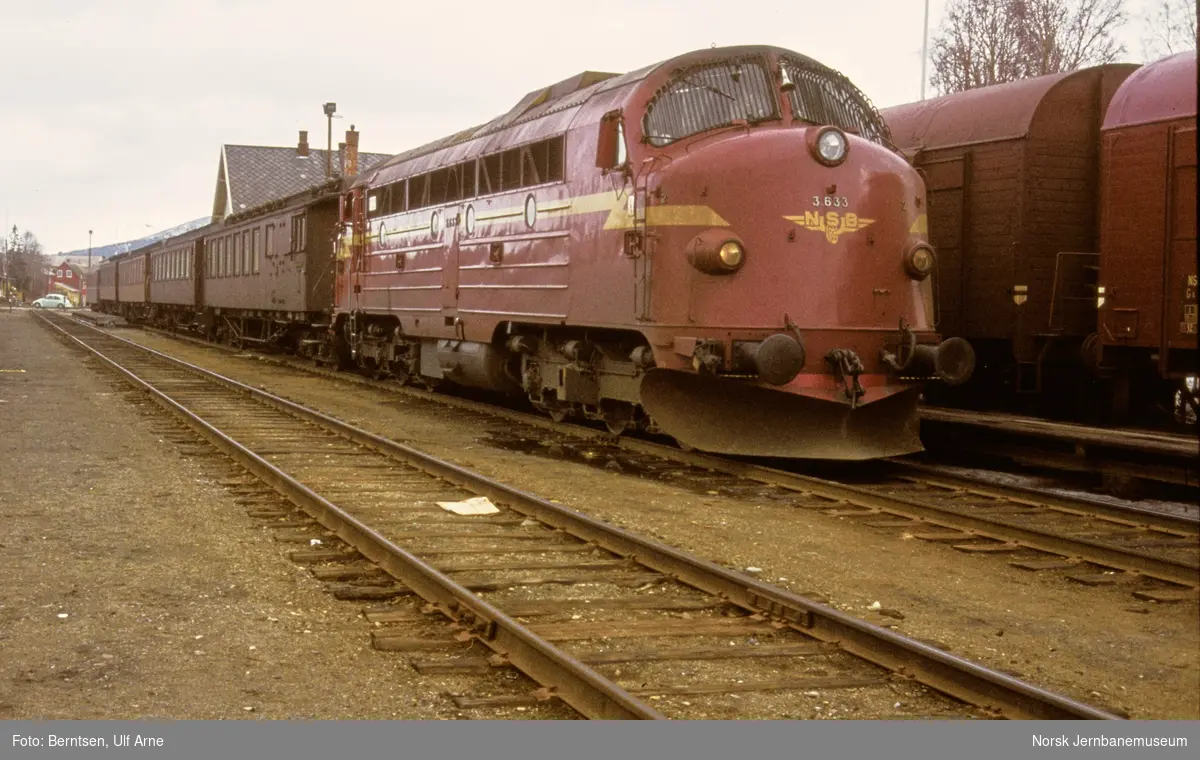 Diesellokomotiv Di 3 633 med ekstratog fra Oslo Ø på Tynset stasjon 2. påskedag 1974