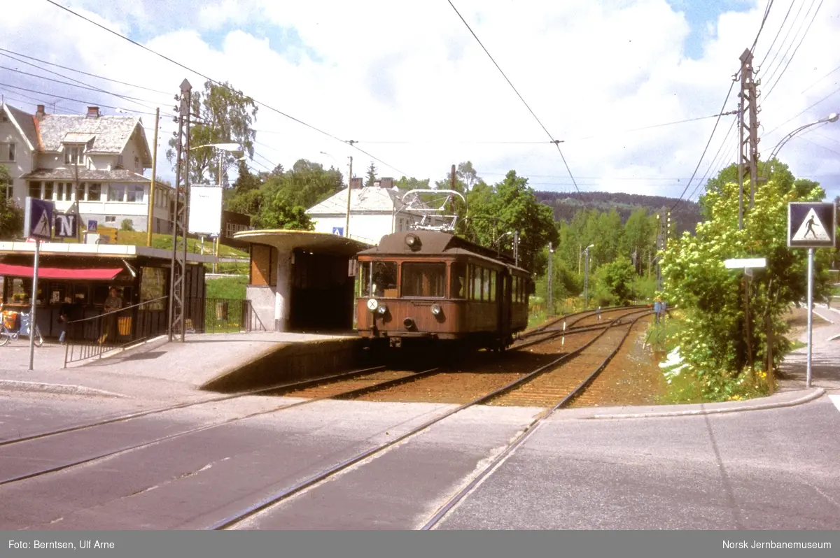 Holmenkolbanens motorvogn nr. 203 på Slemdal stasjon