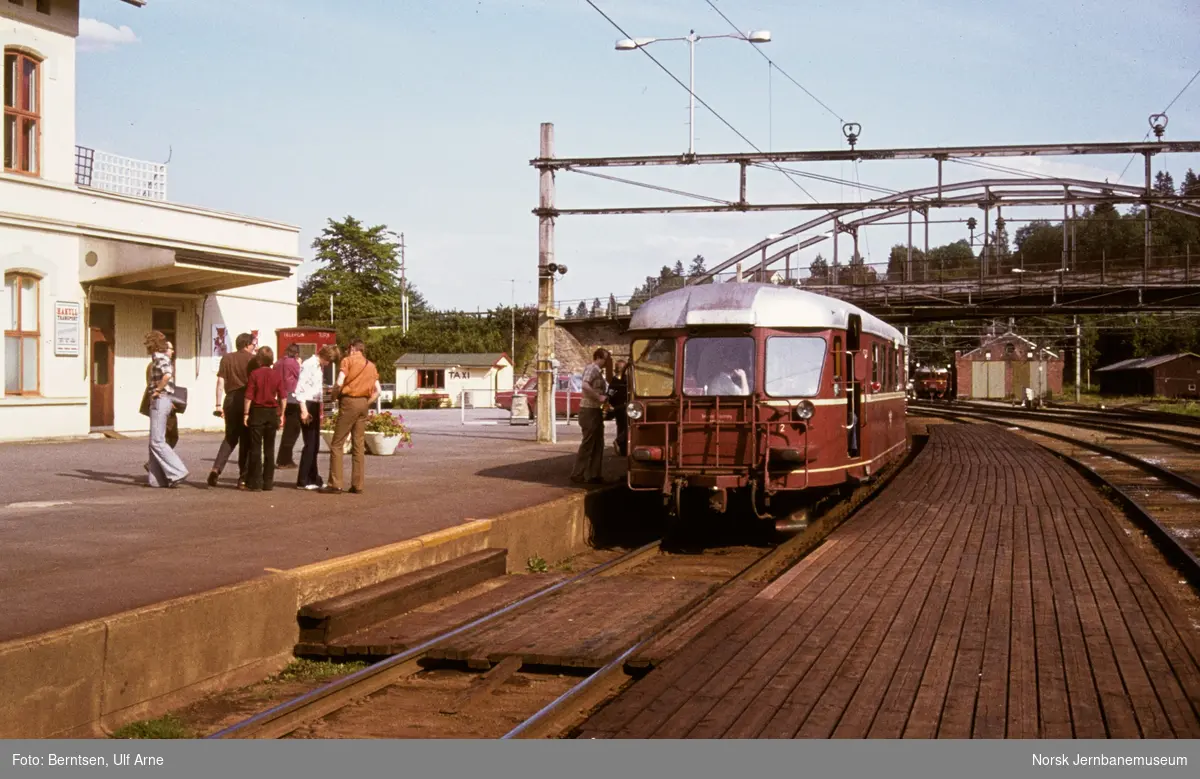 Dieselmotorvogn BM 87 02 på Eidsvoll stasjon med utfluktstog for Norsk Jernbaneklubb