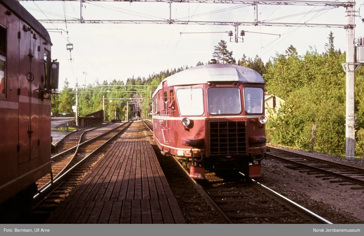 Dieselmotorvogn BM 87 02 på Movatn stasjon