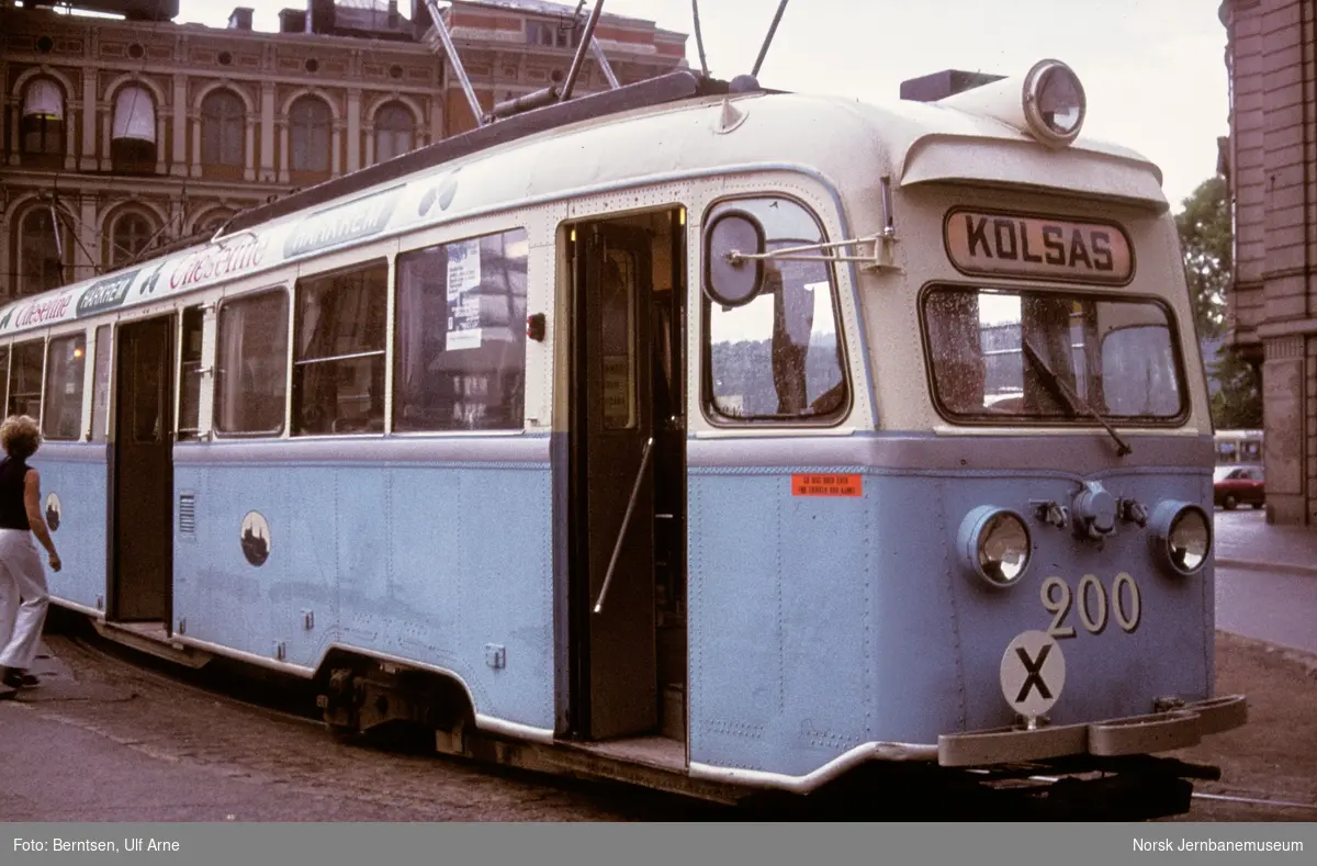 Oslo Sporveiers "Gullfisk" B-tog med nr. 200 fremst i x-rute til Kolsås i sløyfen på Jernbanetorget i Oslo