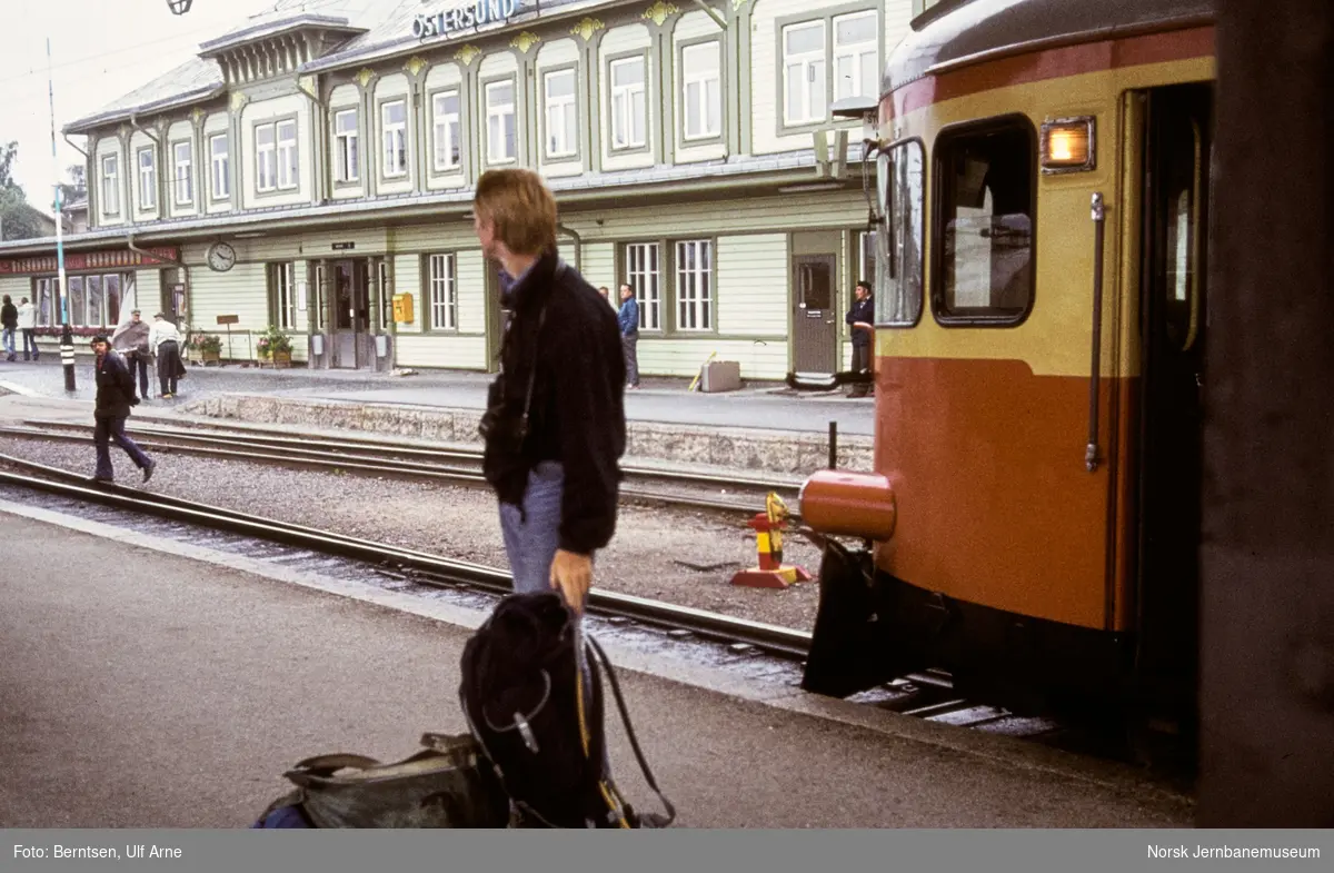 Dieselmotorvogn litra Y7 med persontog på Östersund stasjon på Inlandsbanan i Sverige