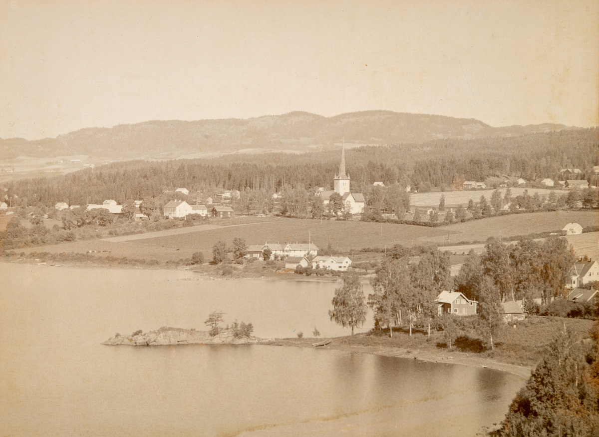 Ringsaker kirke, Ringsaker prestegård, Ringstrand, Hammerlundsberget stikker ut i Mjøsa, flyfoto,