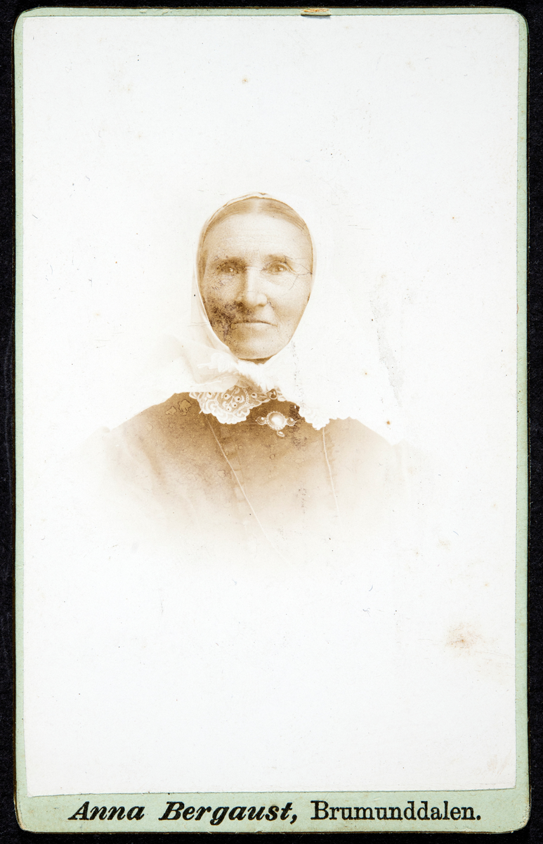 Carte de vicite, portrett ukjent kvinne. Foto tatt av Anna Bergaust i Brumunddalen