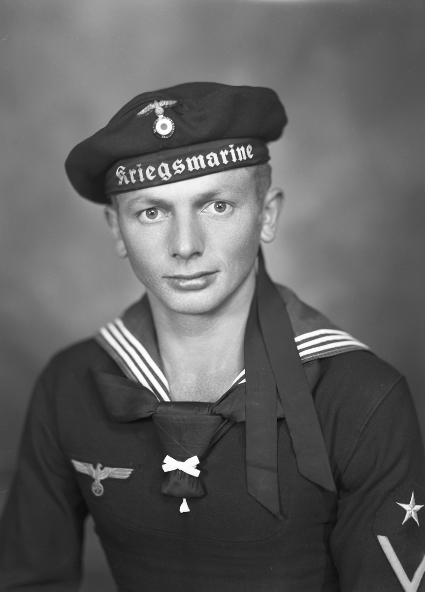 Portrett av tysk soldat. Bestillers navn: Adolf Akkermann. Kriegsmarine.