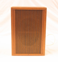 Høytaler. Treverk. Teakfiner. Rektangulær. Ryggplate i papp med hullrekker. Skrift. Påskrudd tvinnet ledning festet bak. Plugg i enden. Front med langsgående riller.