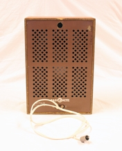 Høytaler. Treverk. Teakfiner. Rektangulær. Ryggplate i papp med hullrekker. Skrift. Påskrudd tvinnet ledning festet bak. Plugg i enden. Front med langsgående riller.