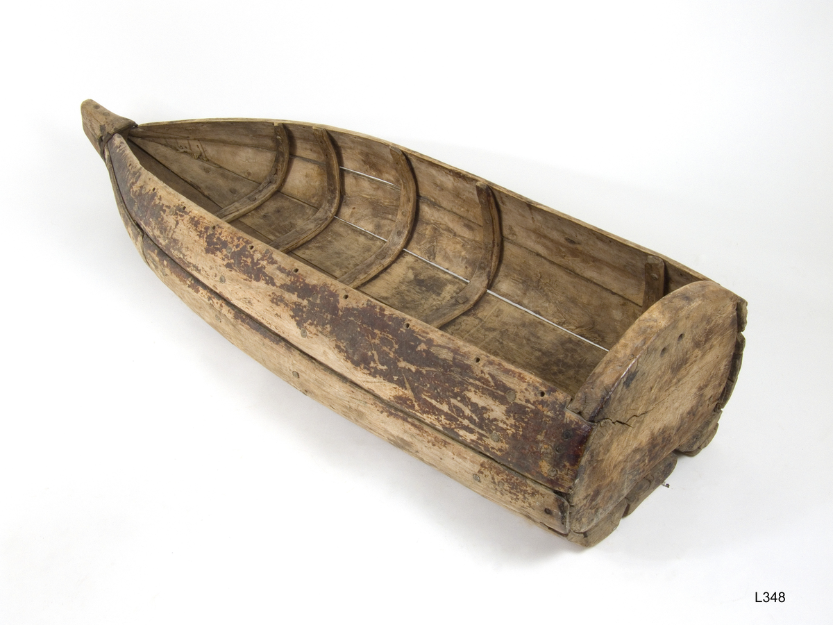 Lastepulk av sørsamisk type forarbeidet av en kjøl med tre brede sidebord på hver side festet med tre nagler til fem spanter. Bakfjela er forarabeidet av et eneste stykke furu tre. Lengden er 154,5 cm . målt fra den øvre kant av bakfjela til den øvre spiss av stevnet. Rundt sidebordenes spisser er der fremme v/stevnet et tykt jern bånd. Det ene kjølsidebord er utbedret med et bord som er naglet til med trenagler. Langs kanten av de øverste sidebord er der 11 huller i hvert bord. Pulken er forarbeidet av en svensk same John Larsen , Kultsjöland, Vilhelmina socken . Har tilhørt Thomas A. Nilsen Skott . Innkjøpt hos Lars Børgefjell , Susendal, Hattfjelldal h. av Vorren 1950.