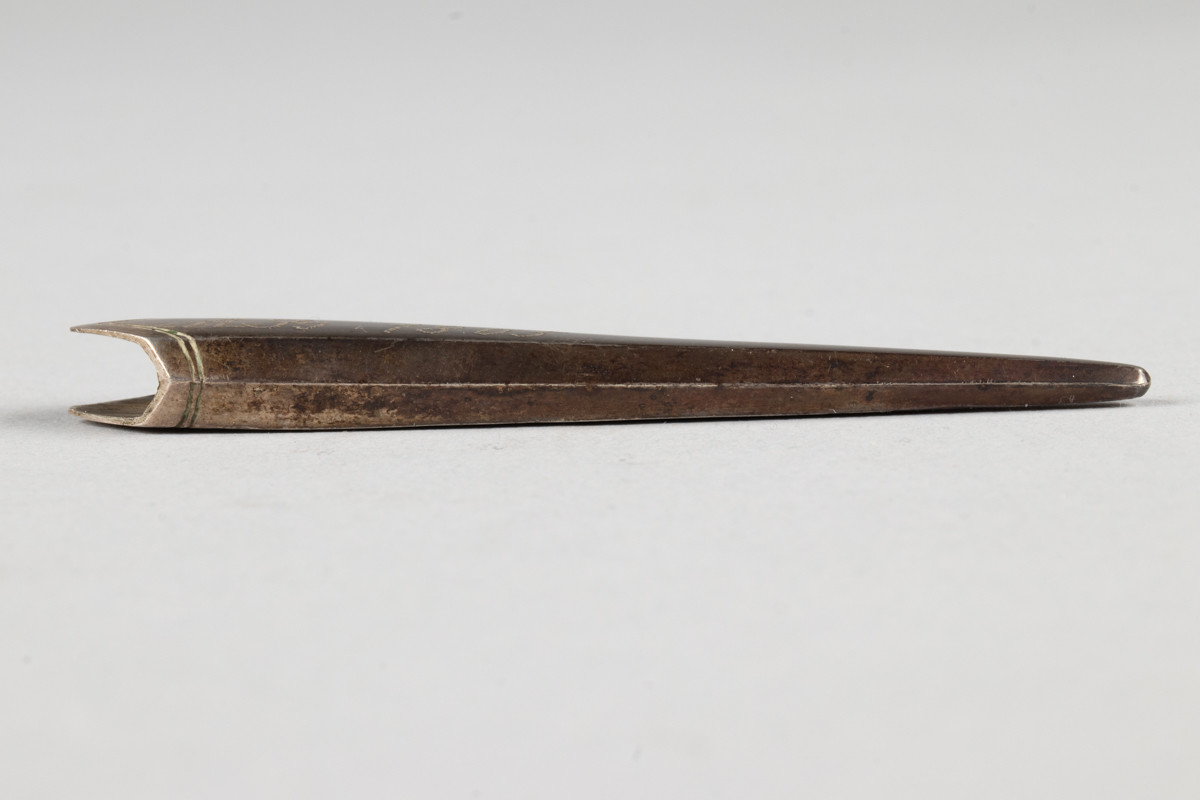 Lite etui til sysaks i metall. Initialene til Anne Marlene Rener Bruun og årstallet 1805 er inngravert