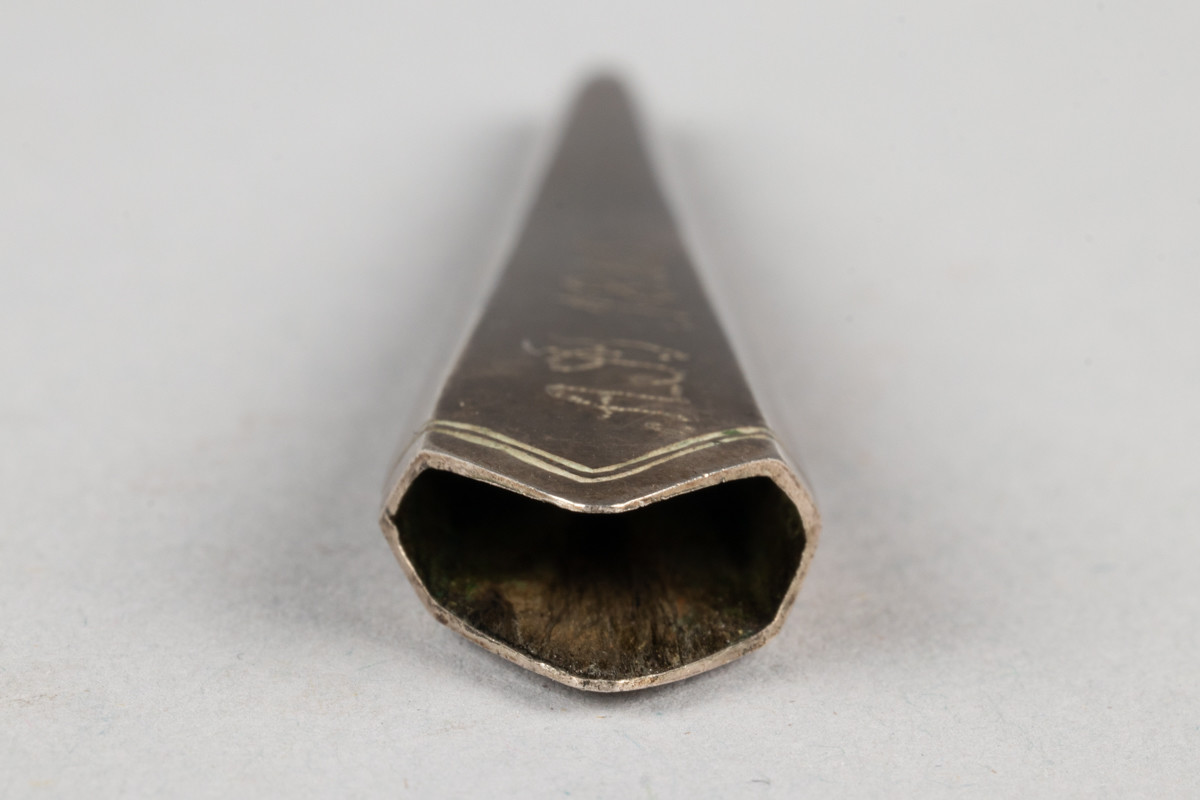 Lite etui til sysaks i metall. Initialene til Anne Marlene Rener Bruun og årstallet 1805 er inngravert