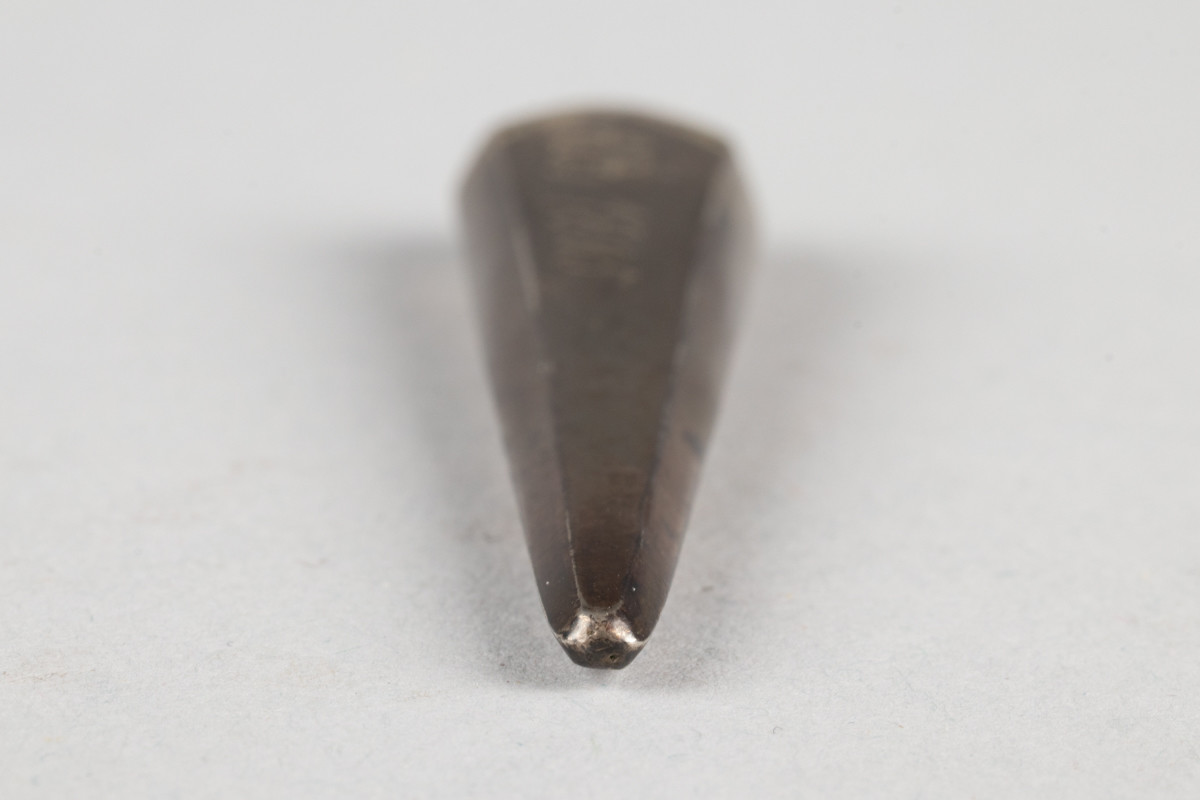 Lite etui til sysaks i metall. Initialene til Anne Marlene Rener Bruun og årstallet 1805 er inngravert