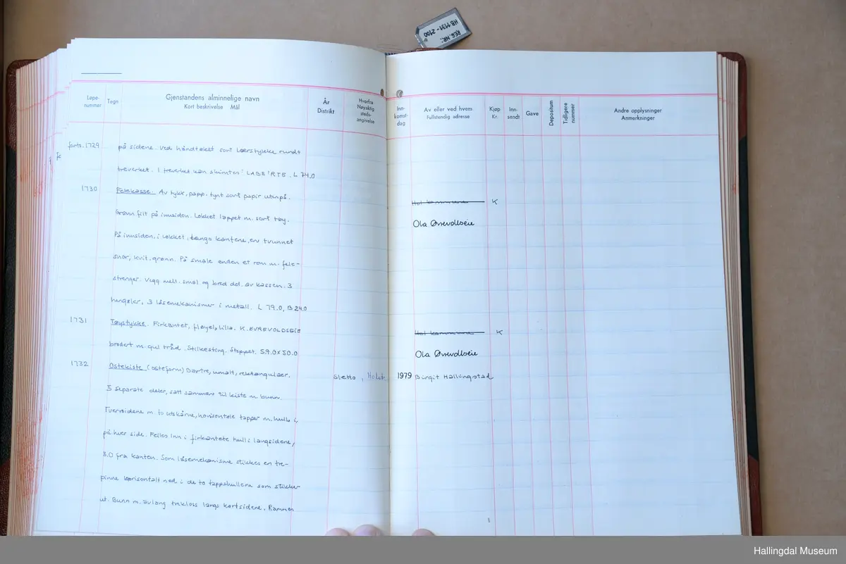 Tre, brunrød, lakkert. Hvite buehår. Sort håndtak. I treverket kan skimtes: LABER?TE