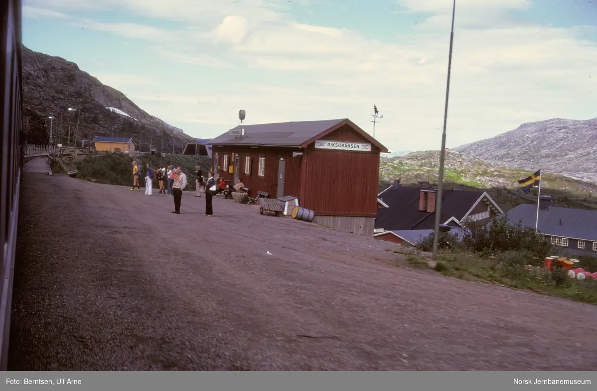 Reisende på Riksgränsen stasjon på Malmbanan i Sverige