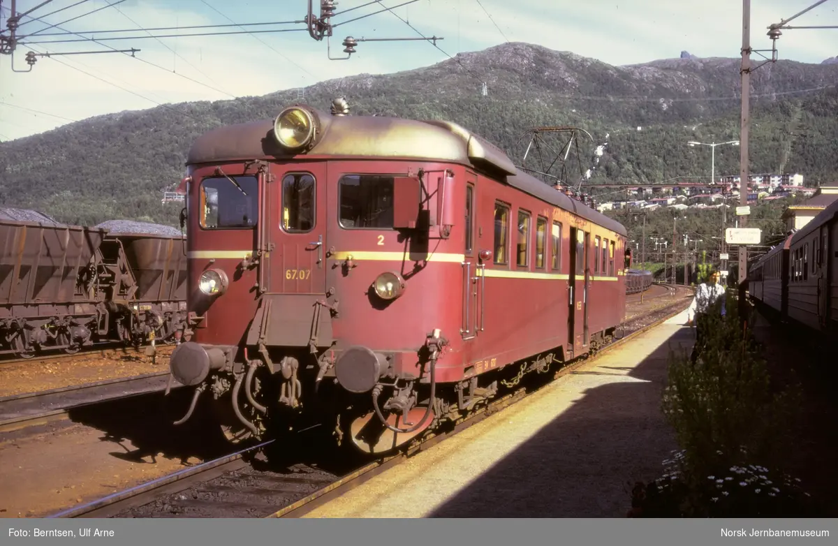 Elektrisk motorvogn BM 67 07 med lokaltog til Bjørnfjell på Narvik stasjon