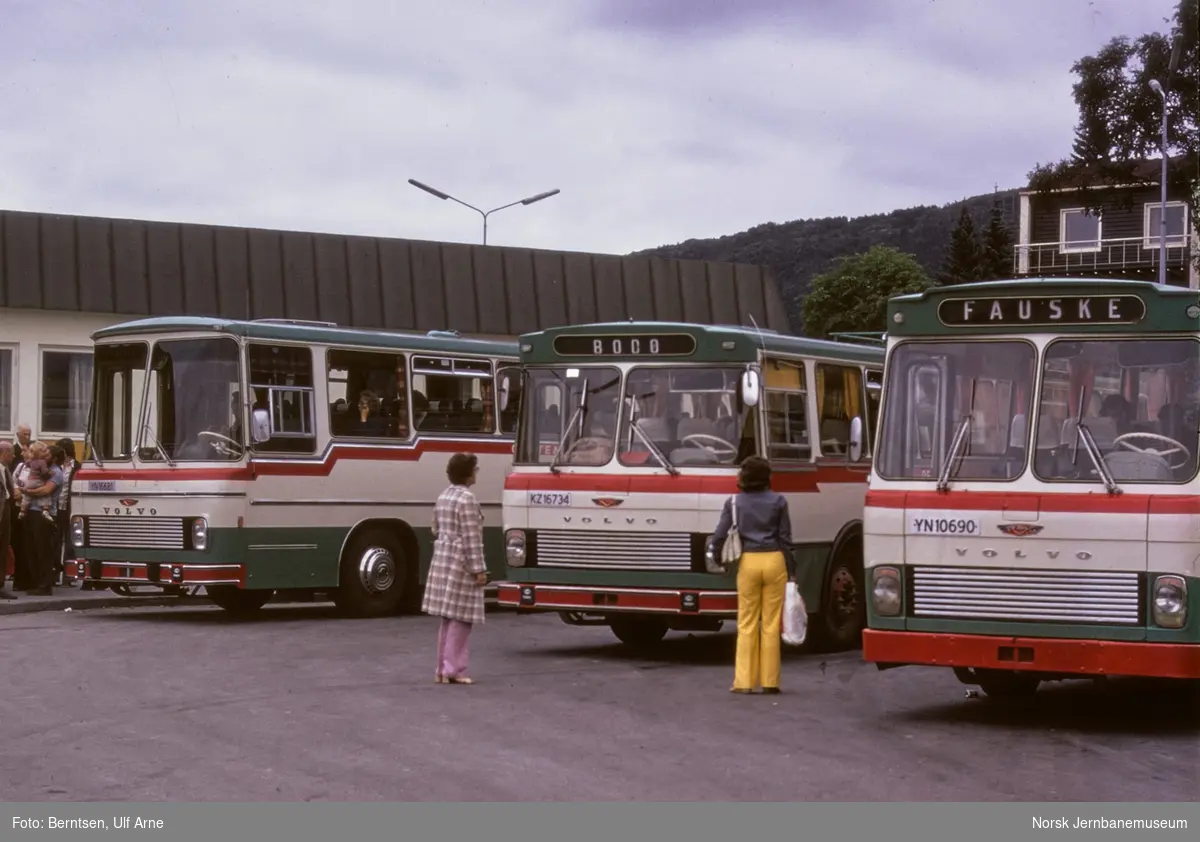 "Nord-Norge-Bussen", rutebiler tilhørende Ofotens Bilruter AS, på Narvik Rutebilstasjon