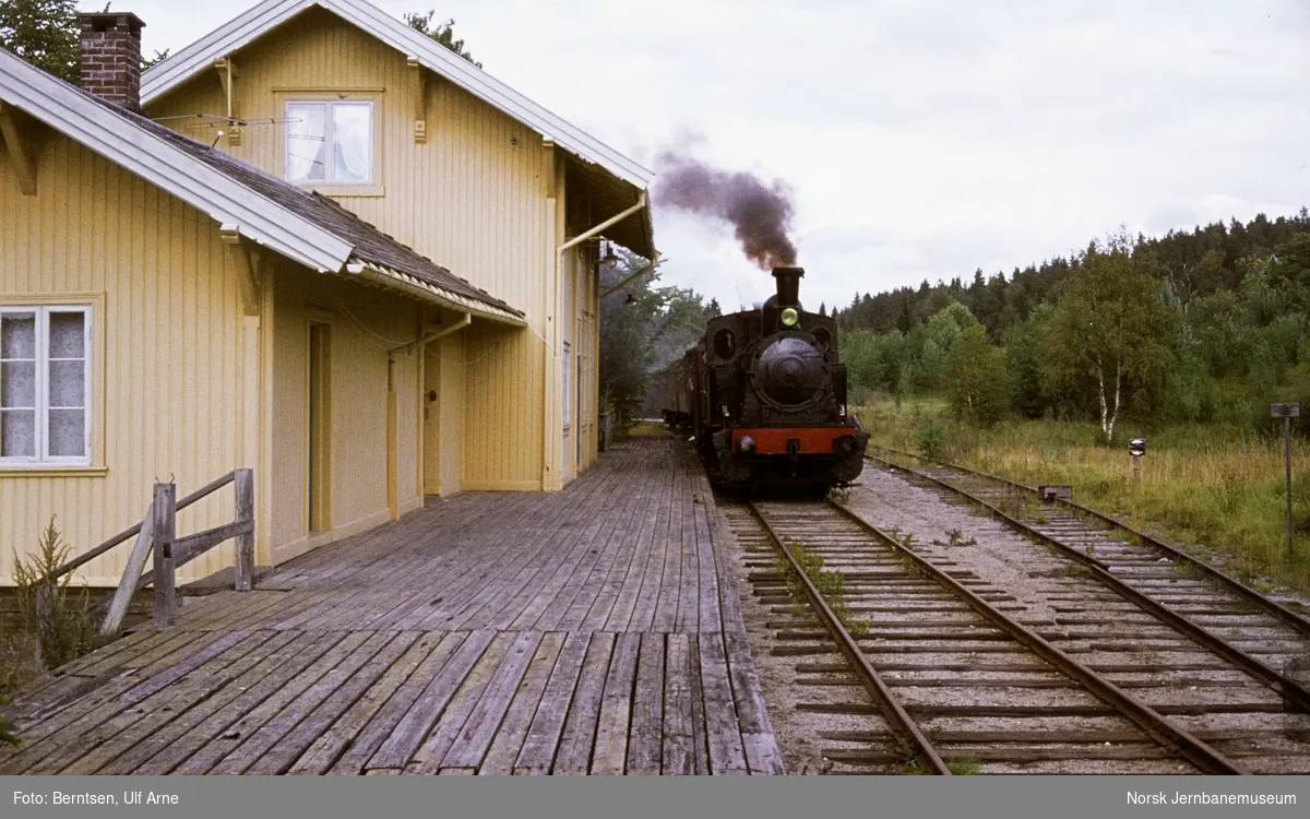 Norsk Hydros damplokomotiv M2 "Menstad" på Snarum stasjon på Krøderbanen