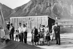 Gruppebilde. Menn, kvinner og barn på kaia i Sandvåg. Sannsy