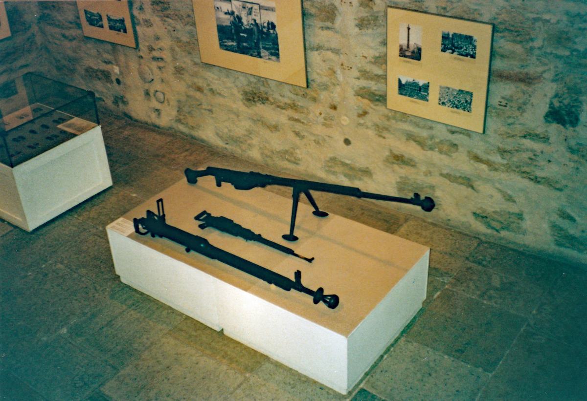 Ryska vapen på museet i borgen i Narva. Resa till Baltikum med P 4 kamratförening i maj 2005.