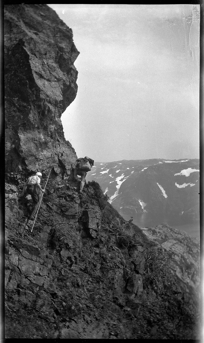 Paul Johannessen med sønnene sine og tre fra familien Kvie på tur i fjellheimen. Det er bilder fra vandring på snøfonner, bratte fjellsider, teltleir og toppen av Undeknuten.