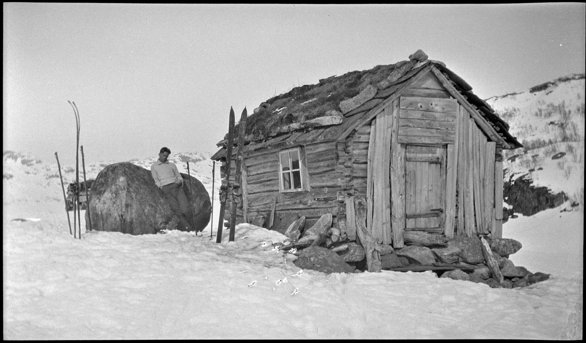 Menn, snø, ski, hytte