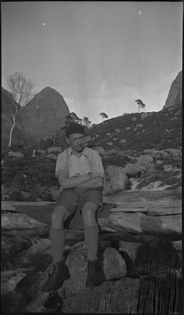 Per Årseth, Lindtner og Finn Johannessen på tur i fjellene innenfor Jørpeland og Tau en varm maihelg. Det er bilder fra snøbading og toppturer.