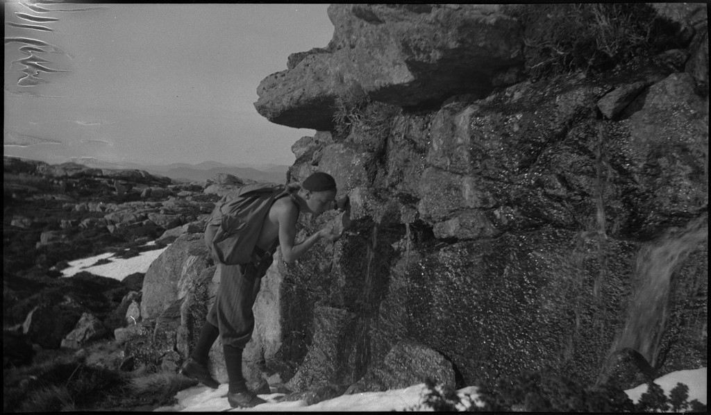 Per Årseth, Lindtner og Finn Johannessen på tur i fjellene innenfor Jørpeland og Tau en varm maihelg. Det er bilder fra snøbading og toppturer.