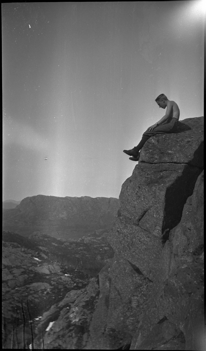 Per Årseth, Lindtner og Finn Johannessen på tur i fjellene innenfor Jørpeland og Tau en varm maihelg. Det er bilder fra snøbading og toppturer.