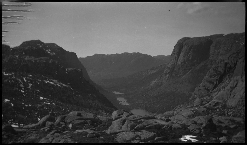 Per Årseth, Lindtner og Finn Johannessen på tur i fjellene innenfor Jørpeland og Tau en varm maihelg. Det er bilder fra snøbading og toppturer.