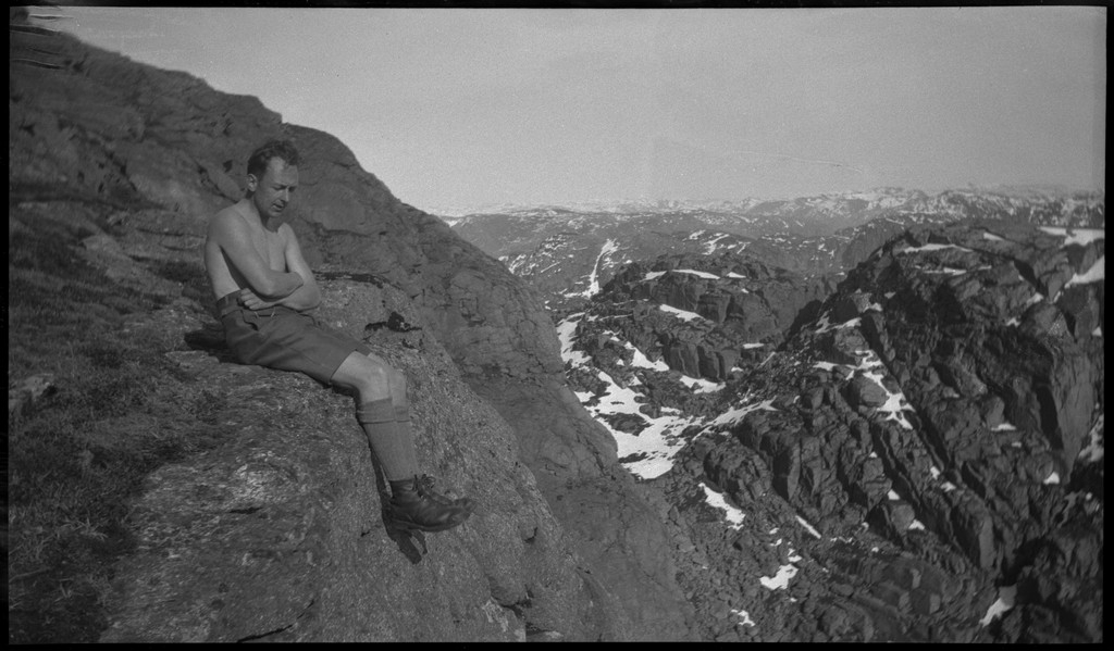 Per Årseth, Lindtner og Finn Johannessen på tur i fjellene innenfor Jørpeland og Tau en varm maihelg. Det er bilder fra snøbading og toppturer.