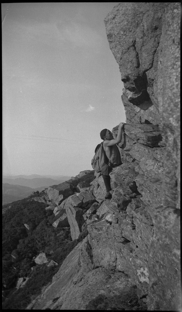 Per Årseth, Lindtner og Finn Johannessen på tur i fjellene innenfor Jørpeland og Tau en varm maihelg. Det er bilder fra snøbading og toppturer.