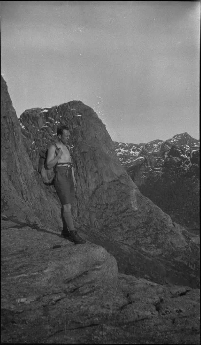 Per Årseth, Lindtner og Finn Johannessen på tur i fjellene innenfor Jørpeland og Tau en varm maihelg. Det er bilder fra snøbading og toppturer.