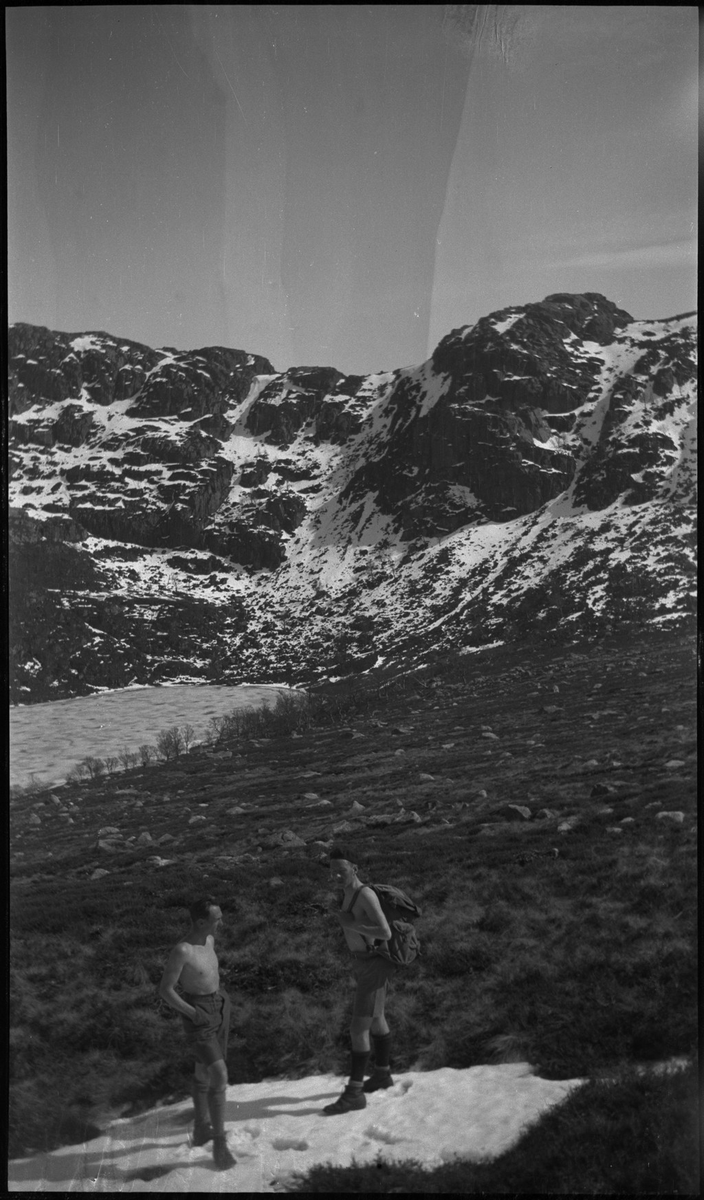 Per Årseth, Lindtner og Finn Johannessen på tur i fjellene innenfor Jørpeland og Tau en varm maihelg. Det er bilder fra snøbading og toppturer.