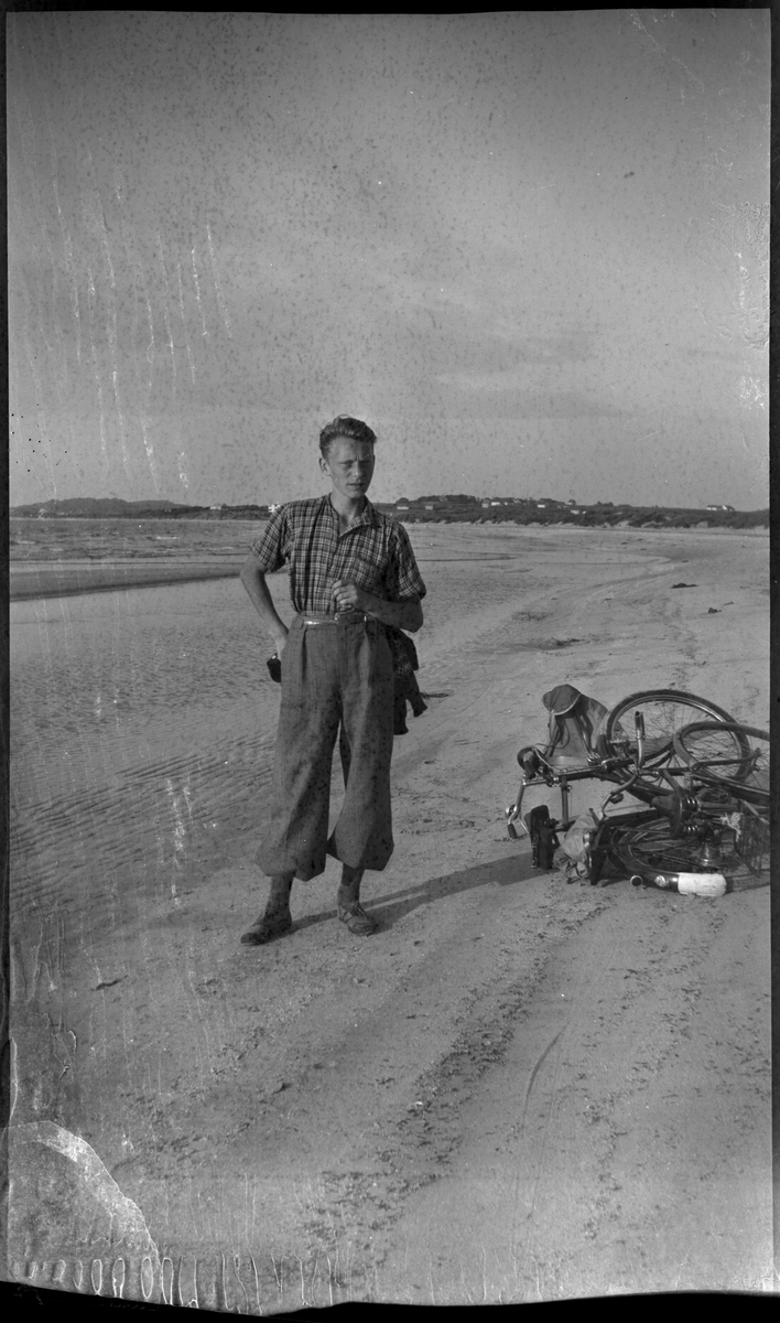 Bilder fra Solasanden og Sola kirkeruiner. Lindtner og et par andre gutter slapper av i sanddynene på Sola, bananbåten "Vegesand", helportretter av Wilhelm Hatleskog (bilde 6 og 9) og Finn Johannessen (bilde 10) på Solasanden og barn leker i bølgene.
