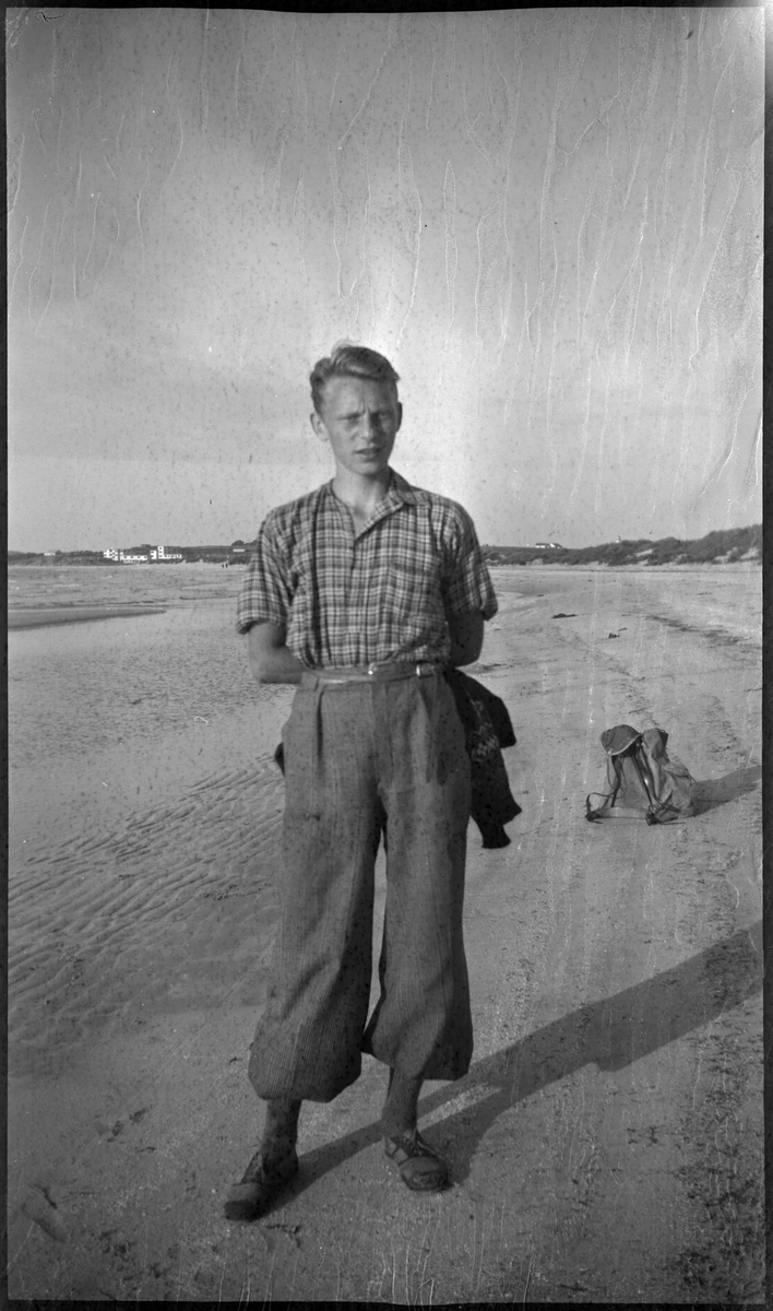 Bilder fra Solasanden og Sola kirkeruiner. Lindtner og et par andre gutter slapper av i sanddynene på Sola, bananbåten "Vegesand", helportretter av Wilhelm Hatleskog (bilde 6 og 9) og Finn Johannessen (bilde 10) på Solasanden og barn leker i bølgene.