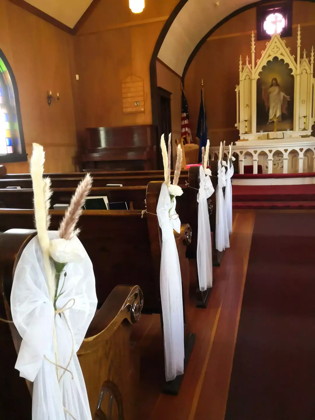 Festpyntet kirke med slør og pynt på kirkebenkene