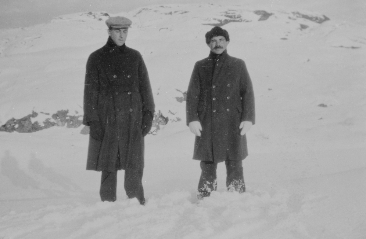 Alf Hestnes (venstre) og Johan Rognan (høyre) i vinterlandskap