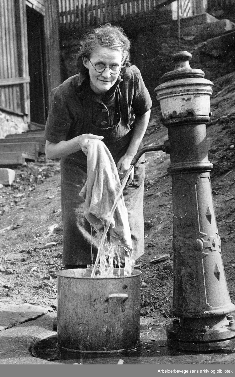 Ved vannposten på Enerhaugen. .Torborg Larsen, mars 1946..