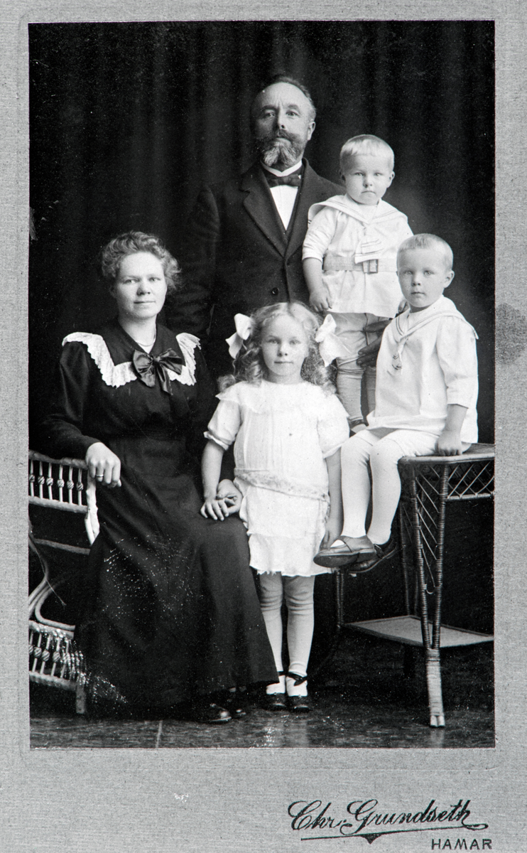 Familiegruppe. Smed og oppfinner Iver Wien med familie.