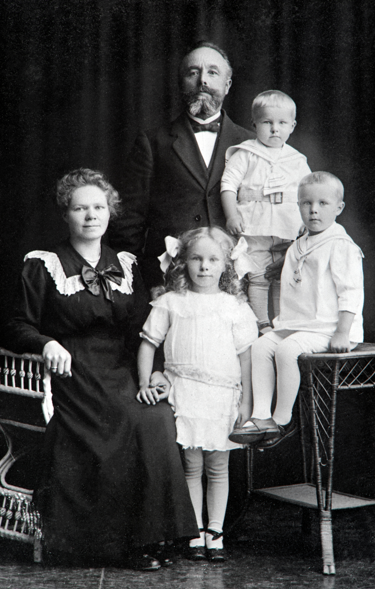 Familiegruppe. Smed og oppfinner Iver Wien med familie.