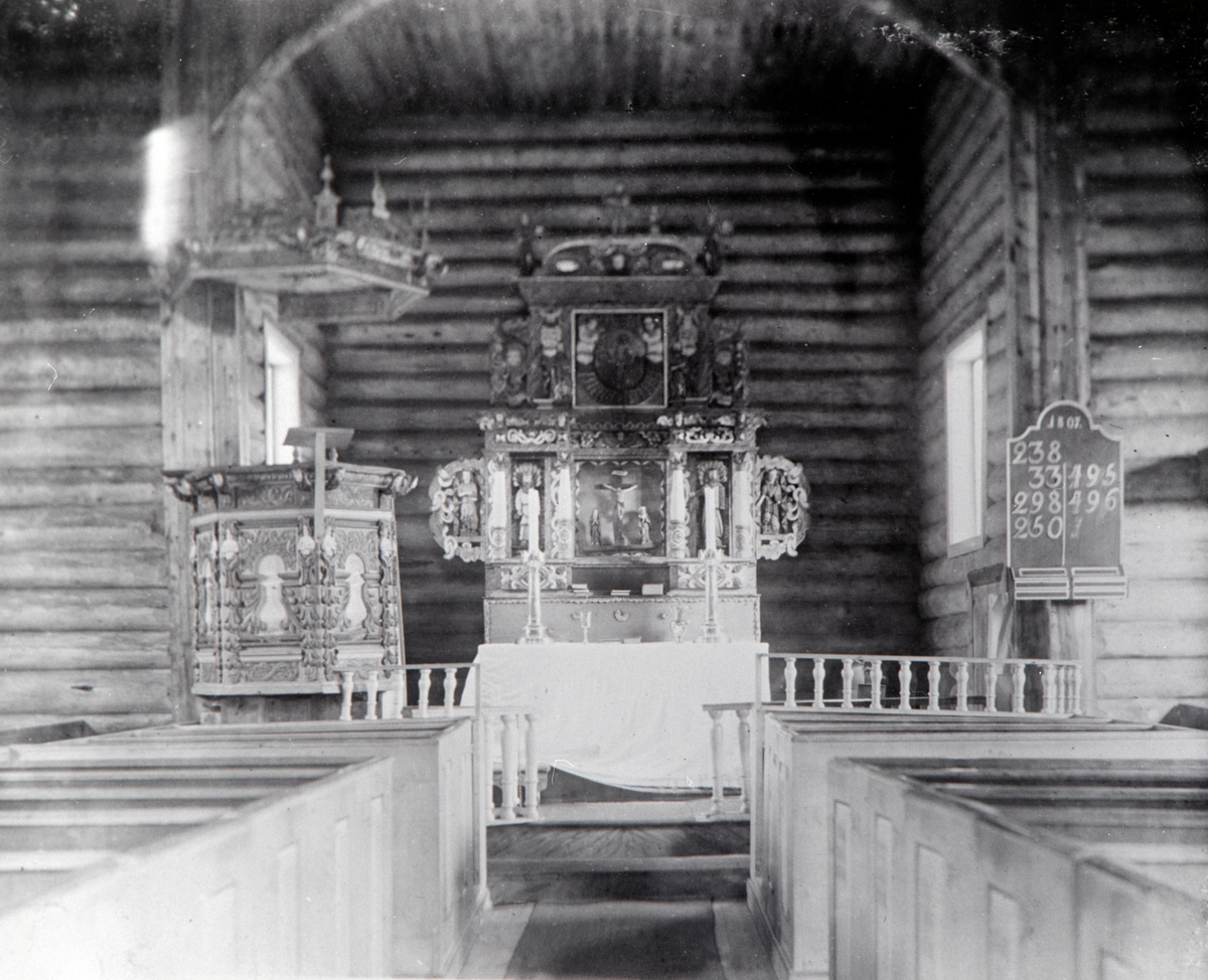 Interiør fra ukjent kirke. Alter, Altertavle, Prekestol. Tømmerkirke? INTR: ALTER, KIRKE, WIE-NÆSS, LØTEN