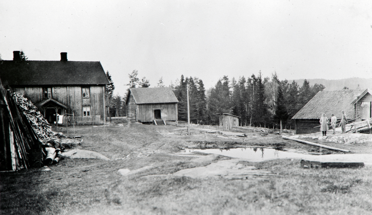 Eksteriør, gårdstunet på Haug Gård, Stange.  EKSTR: HAUG, STANGE, WIE-NÆSS, LØTEN