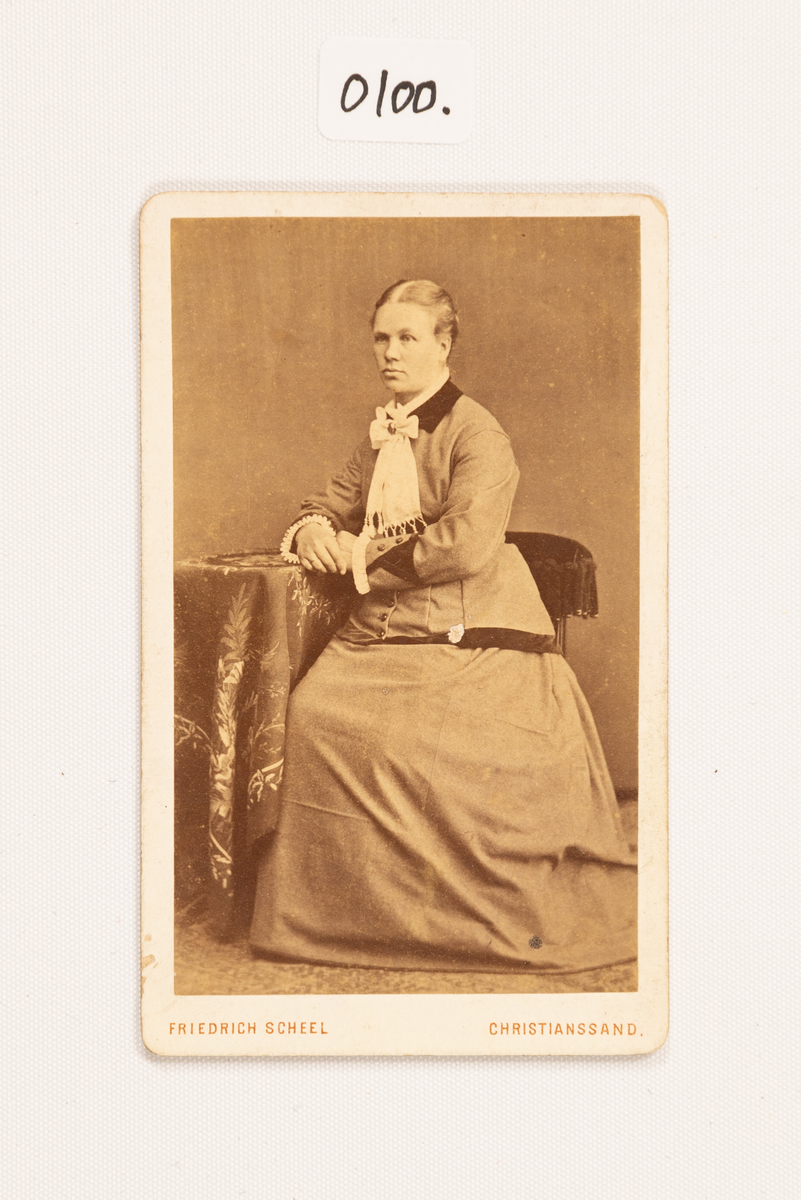 Fotografi. Ingeborg Madsdtr. Dønnestad 1851-1930, gift med Bernt Martin Nilsen Dønnestad.
Trykt bak: Friedrich Scheels Fotografiske Atelier Christianssand