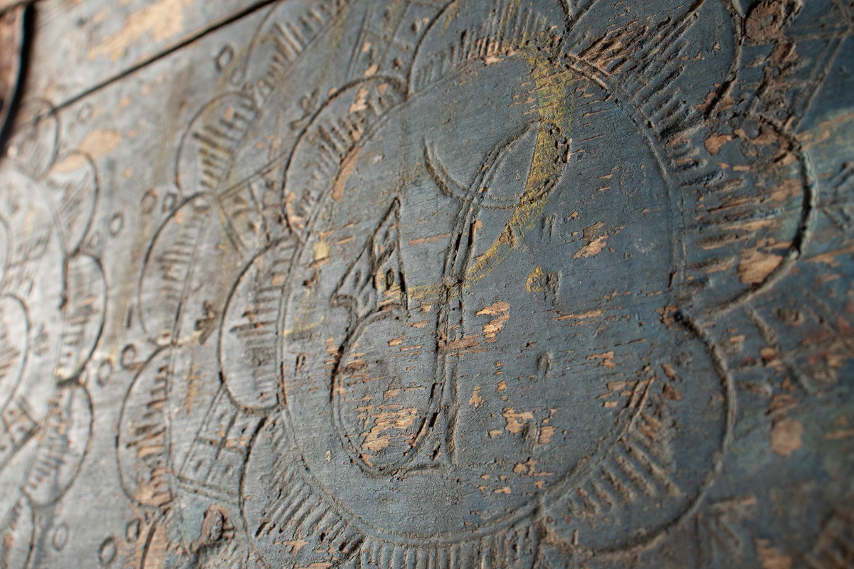 Håndhøvlet, malt og utskjært kiste i tre med jernbeslag og hektelås. Inne i kista er der tre rom, to store, og en liten skuff som har løsnet  på den ene siden.